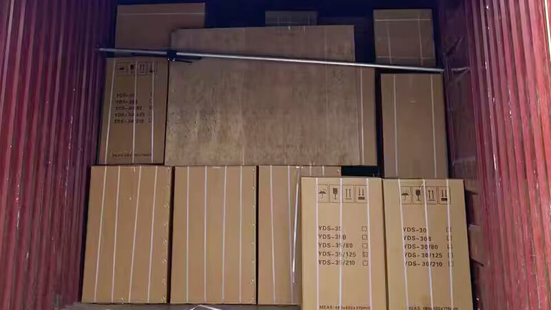 30升35升液氮罐在裝車，發(fā)貨新加坡